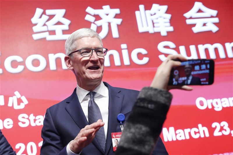 美國媒體報導,蘋果執行長庫克曾與中國簽署價值約台幣約7.6兆元的協議,化解恐會使蘋果在中國的裝置和服務陷入困境的威脅。圖為庫克出席中國發展高層論壇2019峰會。(中新社)