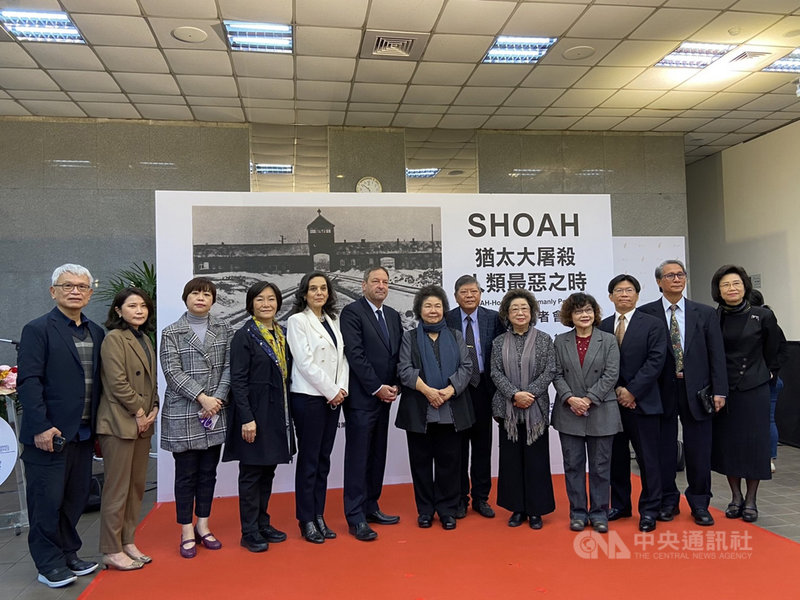 國家人權委員會8日舉辦「猶太大屠殺專題攝影展: SHOAH-猶太大屠殺-人類最惡之時」開幕記者會,邀人權會主委陳菊(右7)、副主委趙永清(右6)、以色列駐台代表柯思畢(左6)等人出席。中央社記者陳俊華攝 110年12月8日