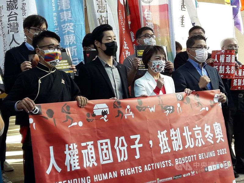 西藏台灣人權連線理事長札西慈仁(前排左)與多個公民團體8日於立法院群賢樓前召開記者會,籲共同抵制2022年北京冬季奧運。無黨籍立委林昶佐(前排左2)、民進黨立委范雲(前排右2)及時代力量立委邱顯智(前排右)到場聲援。中央社記者范正祥攝 110年12月8日