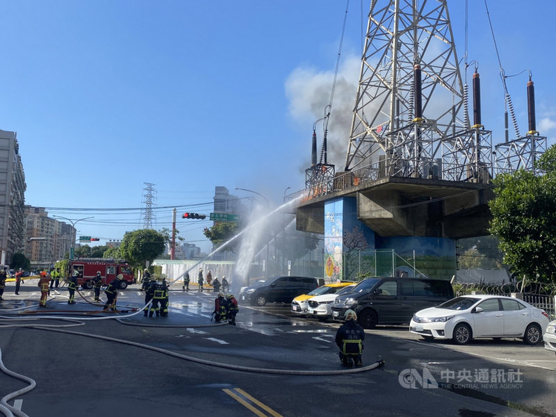 新北市政府消防局8日發布簡訊表示,中和區福祥路與橋和路口,發生高壓電塔電線起火,無人受傷,不會延燒,請車輛駕駛及民眾繞道而行。(新北消防局提供)中央社記者黃旭昇新北傳真 110年12月8日