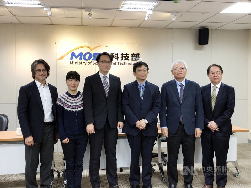 科技部8日舉行研究成果記者會,台灣科技大學機械系教授劉益宏(左3)帶團隊開發全球首創的「失智症前驅期腦波AI精準輔助診斷系統」。圖為科技部工程司司長李志鵬(右3)、台北榮民總醫院精神醫學部老年精神科主任蔡佳芬(左2)。中央社記者蘇思云攝 110年12月8日