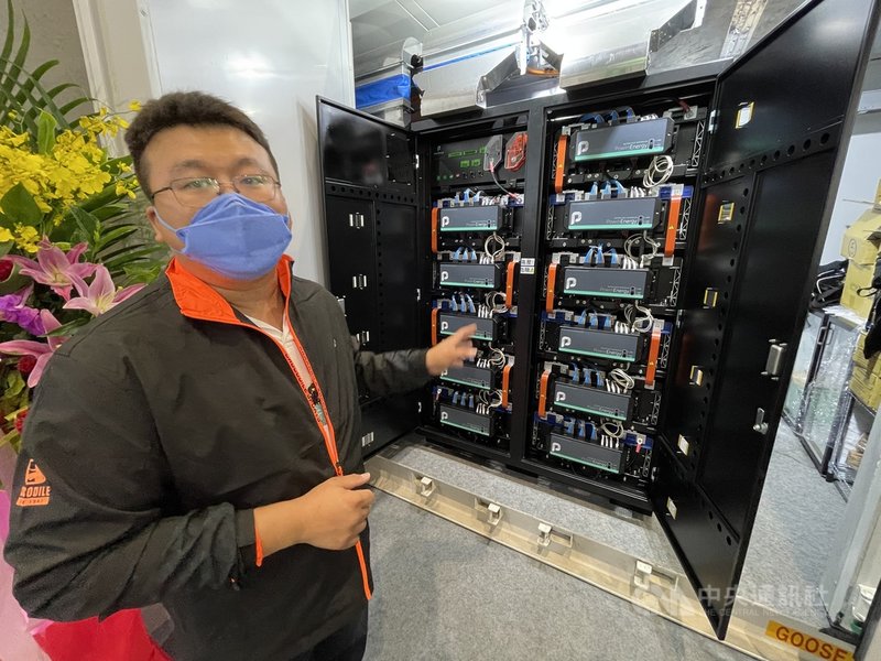 「2021 Energy Taiwan 台灣國際智慧能源週」8日於台北南港展覽館2館登場,此次參展攤位達700個,創歷史新高,其中,儲能設備更受到各界矚目。中央社記者王飛華攝 110年12月8日