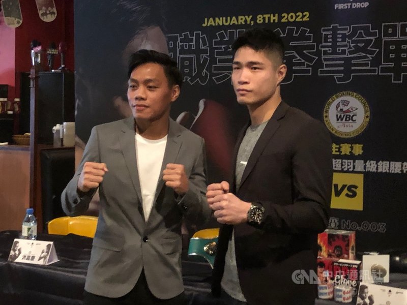 WBC Asia銀腰帶冠軍賽為職業拳賽,2022年1月8日將在台北市花漾展演空間登場,台灣拳擊好手洪嘉慶(左)、利育哲(右)將上演對決戲碼。中央社記者黃巧雯攝 110年12月8日