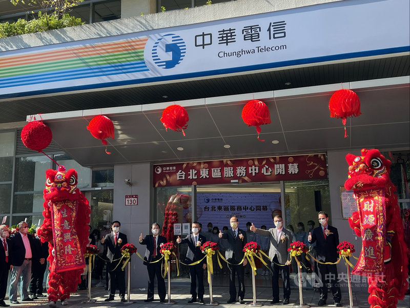 中華電信新一代複合門市8日在台北市信義區開幕,未來將成為台北東區服務客戶的主要實體據點,總經理郭水義(右4)出席剪綵儀式。中央社記者吳家豪攝 110年12月8日