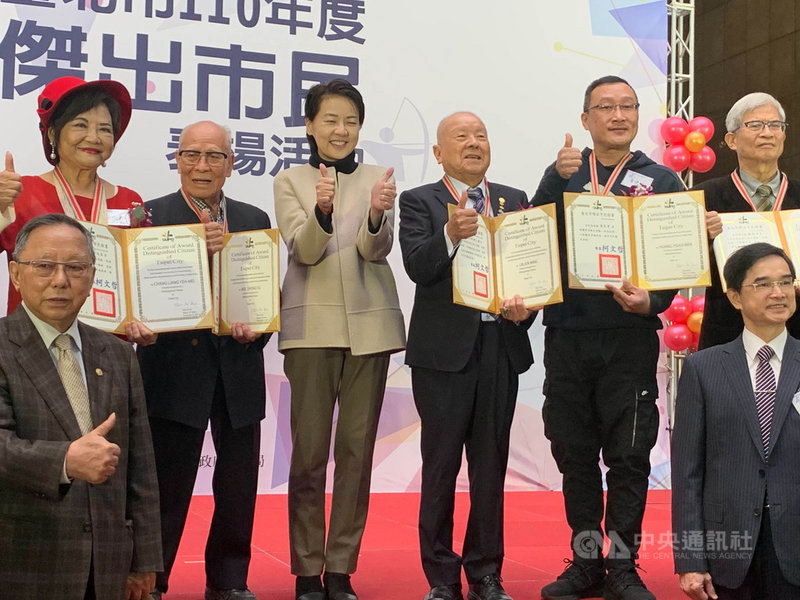 台北市民政局8日舉行110年度台北市傑出市民表揚活動,副市長黃珊珊(後左3)出席頒發傑出市民證書及獎章。中央社實習記者王穎皓攝 110年12月8日