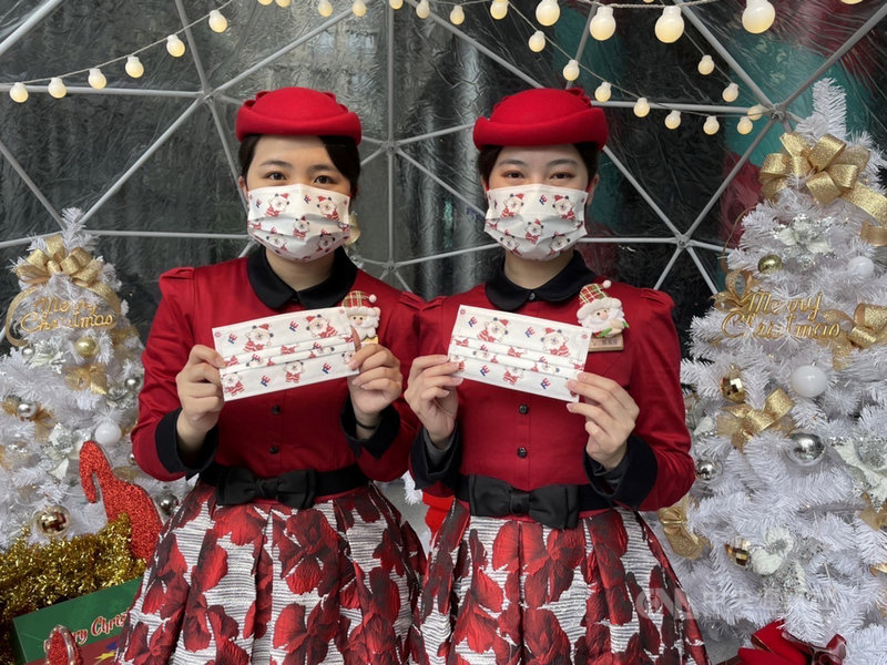 新北市板橋大遠百機動COVID-19疫苗接種站8日開打,為催打氣,除暖心禮物袋還祭出200元餐廳百貨抵用券及新北歡樂耶誕城限定口罩好禮。(新北衛生局提供)中央社記者黃旭昇新北傳真 110年12月8日