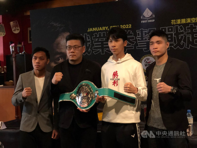 原訂12月登場的拳擊世錦賽延至明年5月,台灣拳擊女將林郁婷(右2)8日說,近期正在準備論文,盼明年能拿到碩士學位,以專心備戰亞運。中央社記者黃巧雯攝 110年12月8日