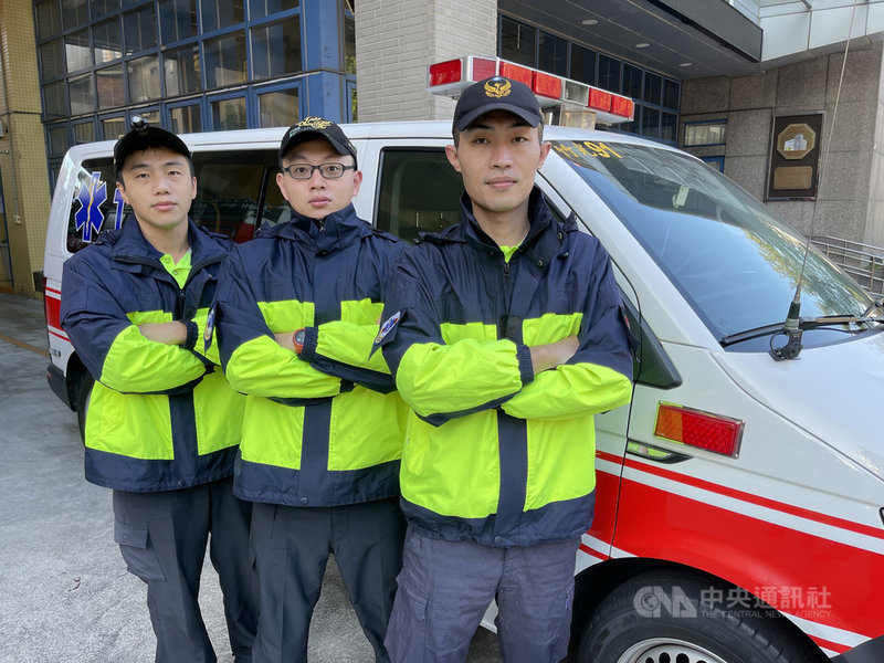 新竹市消防局8日指出,6日晚間11時許獲報有孕婦急產,立即由竹光分隊隊員陳俊生(中)、蘇建鴻(左)及高級救護技術員林柏廷(右)出勤救援,並著手接生,最後順利完成任務,母子均安。(新竹市消防局提供)中央社記者郭宣彣傳真 110年12月8日