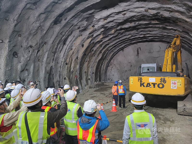 台21線新中橫公路南投縣信義鄉望高路段易落石坍方,為進一步確保道路安全,交通部公路總局第二區養護工程處改線新建望高隧道,8日全線貫通,整體工程預計民國111年9月完工。(行政院中部聯合服務中心提供)中央社記者蕭博陽南投傳真 110年12月8日