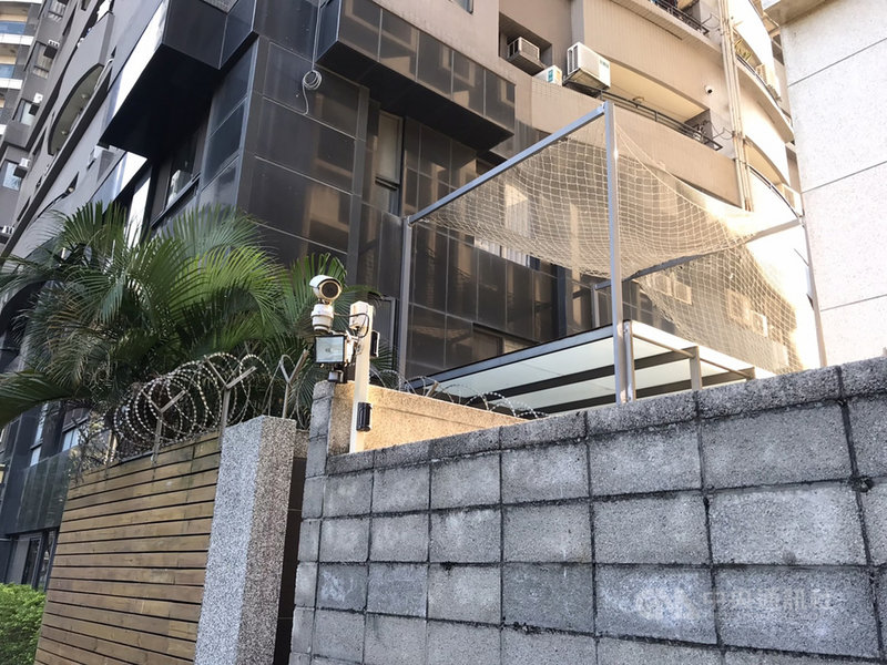 台中市一名3歲女童8日不知何故從住家32樓墜落至2樓防護網,奇蹟式地無生命危險,讓住戶都慶幸當初設置安全防護網,也肯定平時妥善維護,避免釀成一場悲劇。(民眾提供)中央社記者蘇木春傳真 110年12月8日