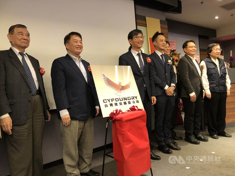 資策會扶植資安研發團隊技轉成立台灣資安鑄造公司,8日舉行成立大會,東元集團會長黃茂雄(左)以資策會常務董事身分受邀出席,台灣日本關係協會會長邱義仁(右)也到場參加。 中央社記者鍾榮峰攝 110年12月8日