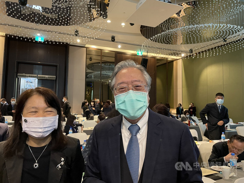 為防堵打炒房出現漏洞,金管會日前宣布將銀行辦理不動產業保證併同建築貸款檢視集中度。合庫董事長雷仲達(右)8日出席信託公會活動表示,合庫一直有自主落實,因此不受新制影響。中央社記者謝方娪攝 110年12月8日
