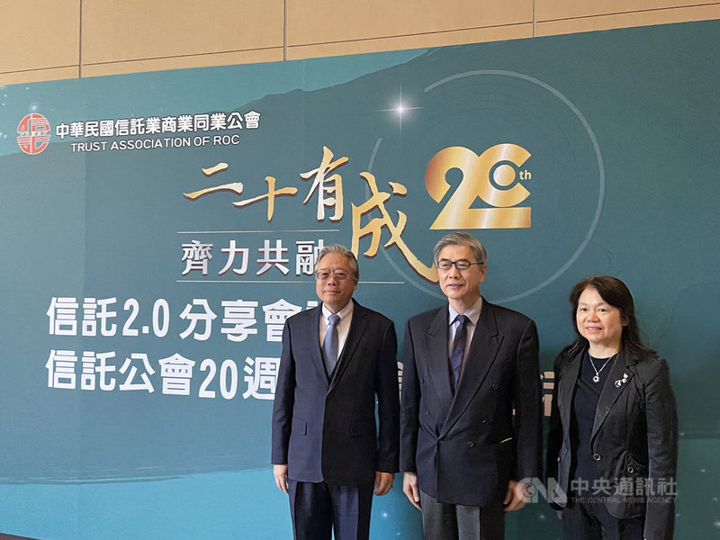 配合央行打炒房,合庫董事長雷仲達(左1)8日出席信託公會活動表示,2022年合庫房貸業務成長目標,除了首購族以外,希望都是負成長。中央社記者謝方娪攝 110年12月8日