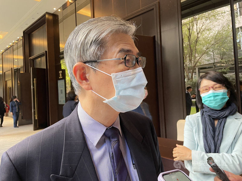 外傳富邦金將併購花旗兩岸消金業務,金管會主委黃天牧(前)8日出席活動時指出,這屬於商業交易,金管會不介入。中央社記者謝方娪攝 110年12月8日
