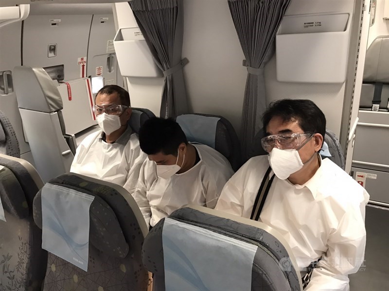 新店槍擊案嫌犯黃泳群(中)11月潛逃對岸,刑事局兩岸科3名警官8日到廈門押解黃嫌,將於晚間6時33分抵達台北松山機場,這是今年自對岸遣返首例。(翻攝照片)中央社記者黃麗芸傳真 110年12月8日