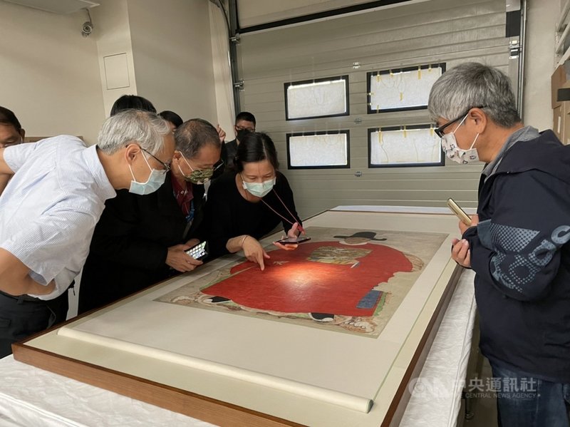 金門第一件國家重要古物「蔡復一畫像」,已運抵金門,預定19日與金門鄉親見面。圖為金門縣文化局長許正芳(前左)等人在在國立台灣博物館點交畫像。(金門縣文化局提供)中央社記者黃慧敏傳真 110年12月8日