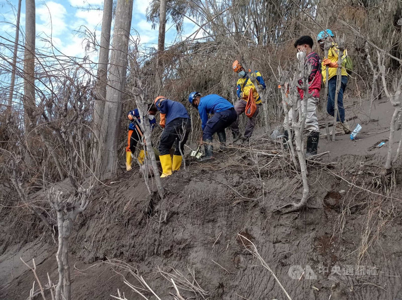 印尼東爪哇省塞梅魯火山4日噴發,根據官方至7日的統計,罹難人數達34人,有16人失蹤,搜救人員持續尋找失蹤的民眾。(泗水搜救隊提供)中央社記者石秀娟雅加達傳真 110年12月8日