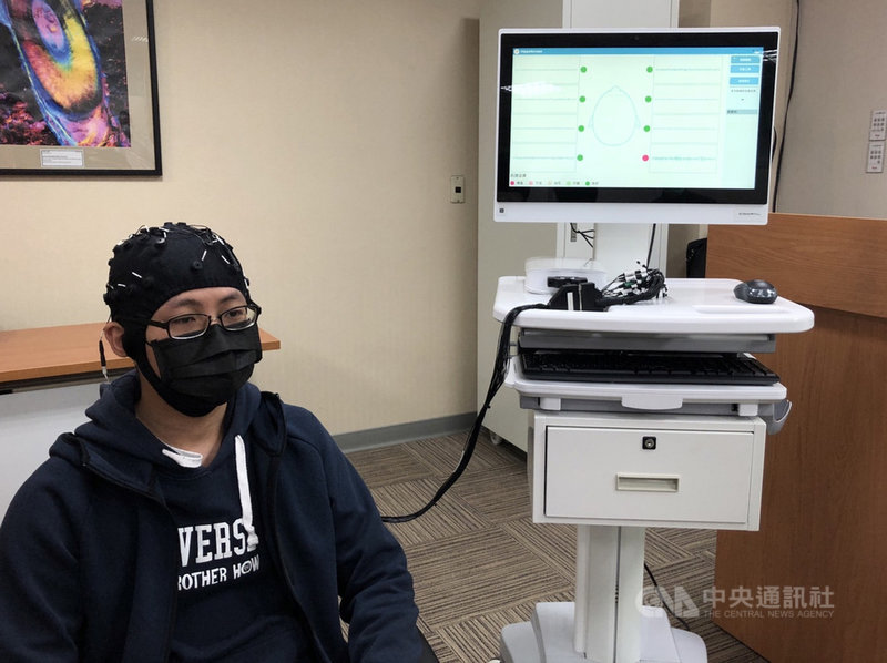 科技部8日舉行研究成果記者會,台灣科技大學機械系教授劉益宏帶團隊開發全球首創的「失智症前驅期腦波AI精準輔助診斷系統」,現場展示民眾戴上腦波感測裝置後,透過電極量測腦波120秒,約40秒就會產出分析報告。中央社記者蘇思云攝 110年12月8日