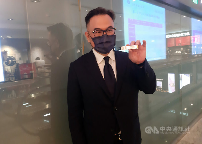 網通廠眾達-KY董事長陳靖仁8日在法人說明會後受訪時表示,400G產品可望在明年第1季試量產,明年下半年月產能有機會達3萬顆,後年還有機會倍增。中央社記者潘智義攝 110年12月8日