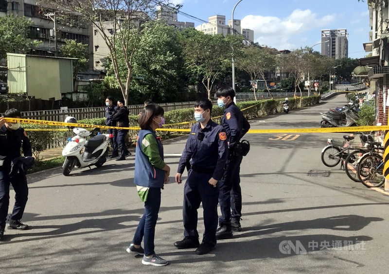 新北市永和區保平路巷弄排水溝8日發現一具沒有頭部與四肢的遺體,身分待釐清。警方指出,遺體應是由排水溝上游順水而下,除調閱監視器追查,也將比對北台灣失蹤人口交叉查證。(民眾提供)中央社記者黃旭昇新北市傳真 110年12月8日