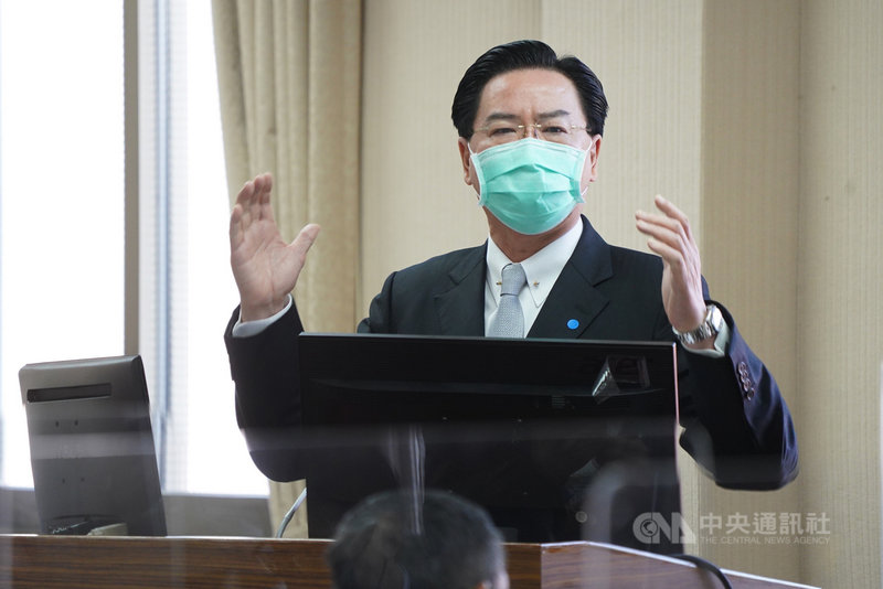 立法院外交及國防委員會8日邀請外交部等單位,報告「反萊豬公投結果政府可能因應作為」,並備質詢;外交部長吳釗燮會前受訪時說,強硬推反萊豬公投邏輯上說不通。中央社記者徐肇昌攝 110年12月8日