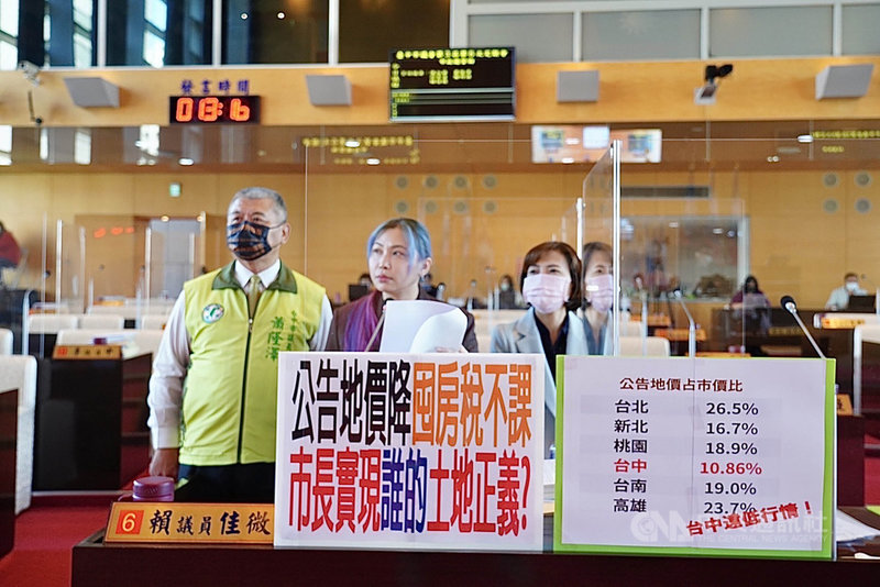 台中市議會8日進行市政總質詢,民進黨籍市議員陳淑華(右起)、賴佳微、蕭隆澤等人關心年輕人購屋壓力,建議市府實施囤房稅抑制房價飆漲。中央社記者郝雪卿攝 110年12月8日