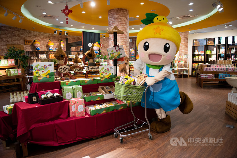 高雄市農業局8日表示,根據統計,截至11月30日,高雄農遊券使用店家已收到2萬多張農遊券及振興五倍券,總收券金額近新台幣7000萬元,預計帶動高雄農業周邊消費至少2.1億元經濟效益。(高雄市農業局提供)中央社記者蔡孟妤傳真 110年12月8日