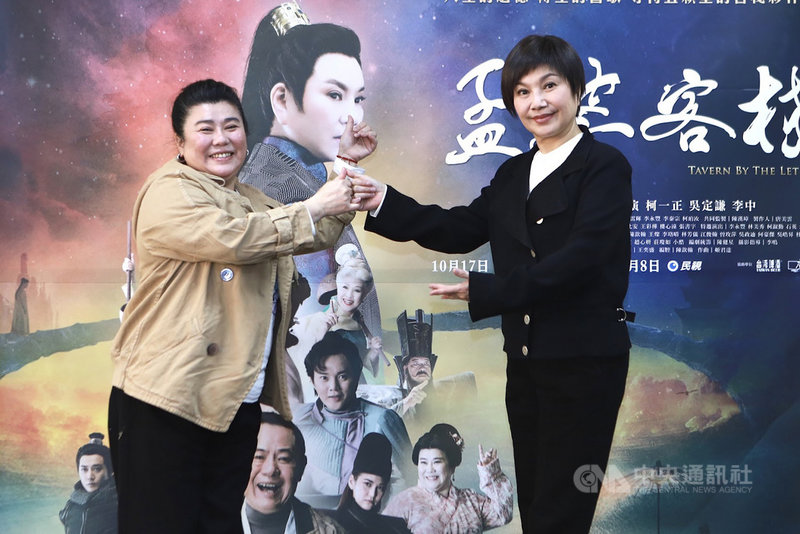 「國民媽媽」林美秀(左)參與歌仔戲電視劇「孟婆客棧」演出,8日與總製作人唐美雲(右)共同受訪,分享拍攝點滴。(公視台語台提供)中央社記者葉冠吟傳真 110年12月8日