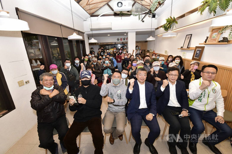 民進黨台中市黨部副執行長楊宗澧(前左3)發起公投小蜜蜂,8日晚間舉辦說明會,立法院副院長蔡其昌(前右3)與民進黨籍立委張廖萬堅(前右2)、莊競程(前右)出席宣講。(楊宗澧提供)中央社記者郝雪卿傳真 110年12月8日
