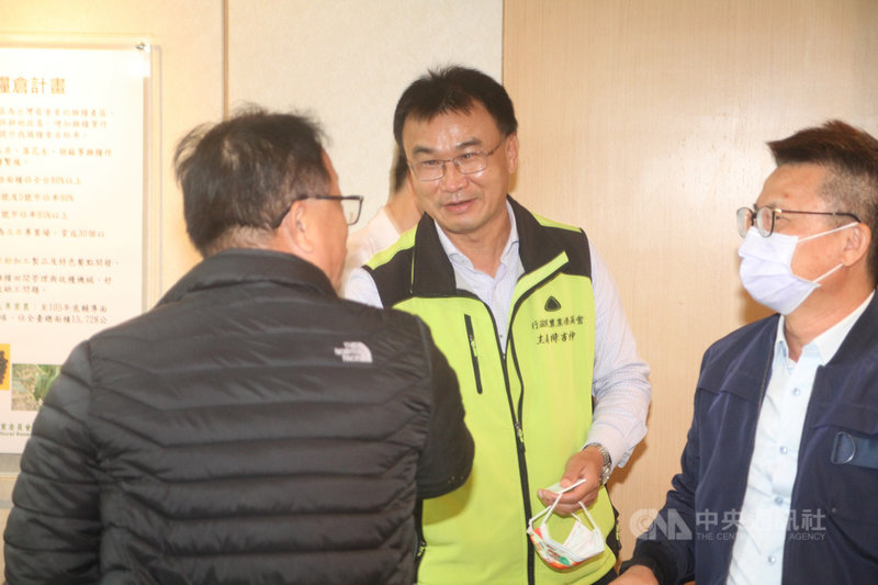 行政院農委會主委陳吉仲(中)8日到台南區農業改良場出席鳳梨釋迦加工業者座談會,與到場業者打招呼。中央社記者楊思瑞攝 110年12月8日