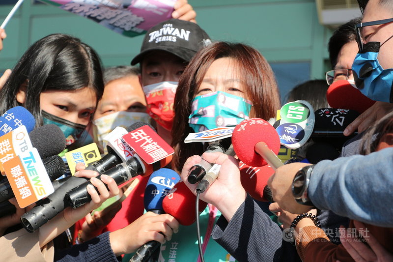 台中市第2選區立委補選8日進行候選人號次抽籤,民進黨籍參選人林靜儀(中)抽中4號;她接受媒體聯訪表示,對手顏寬恒家有很強的政治能量,在財富資源與社會人脈上,都比多數一般民眾與多數政治人物強大很多,這種狀況去說顏寬恒資源不足,打「悲情牌」,大家心裡都有一把尺。中央社記者蘇木春攝 110年12月8日