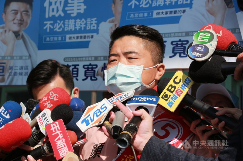 國民黨台中市第2選區立委補選參選人顏寬恒7日自己操作挖土機拆違建,遭外界質疑違規;顏寬恒8日接受媒體聯訪時表示,當時經過專業工班安排,也是在安全無虞下,他做了啟動的動作,並沒有操作。公保地違章是違規,該拆就拆、該做就做,公保地問題對人民不公,政府應正視。中央社記者蘇木春攝 110年12月8日
