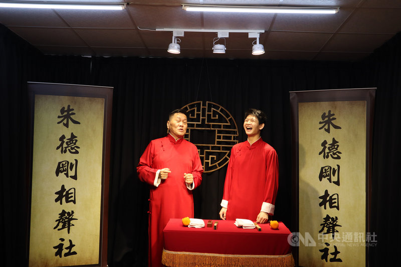 相聲演員朱德剛(左)2016年舉家移居花蓮後仍持續推廣說唱藝術,在花蓮市開設「相聲茶館」盼讓東部民眾欣賞傳統藝術表演,8日開幕。中央社記者李先鳳攝 110年12月8日