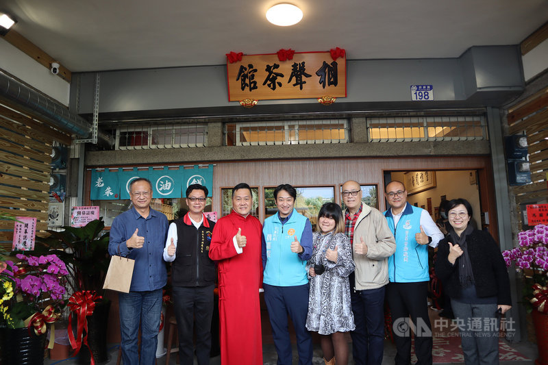 相聲演員朱德剛(左3)在花蓮成立「八斗喜說演班」推廣說唱藝術,為重現聽相聲的美好時光,更在花蓮市打造「相聲茶館」,8日開幕,花蓮縣政府原住民行政處長陳建村(左2)、市長魏嘉賢(左4)到場祝賀。中央社記者李先鳳攝 110年12月8日
