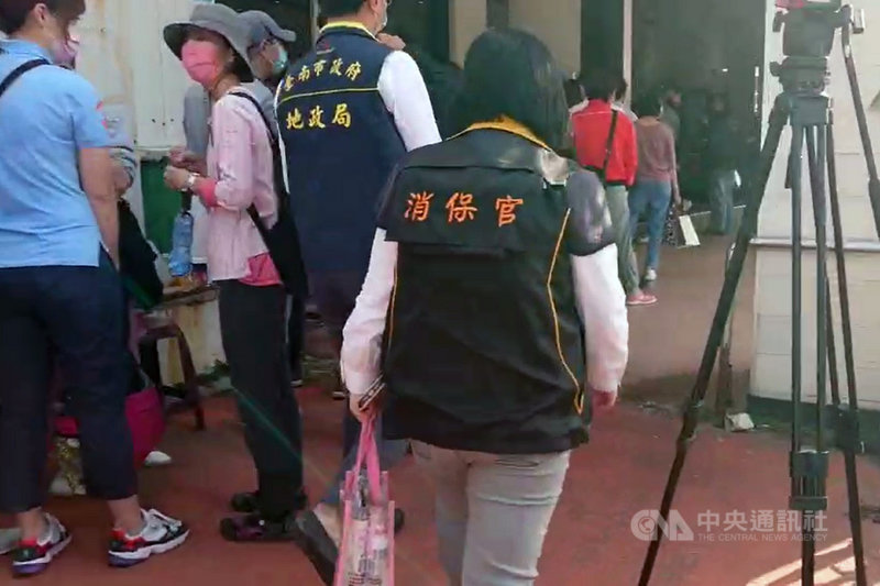 位於台南市仁德區一處大樓新建案8日上午公開預售,吸引不少民眾上門,甚至有人7日晚間就在門口等候,上午除警方派員前往維持秩序,市府地政局人員及消保官也前往了解情況。(讀者提供)中央社記者楊思瑞台南傳真 110年12月8日