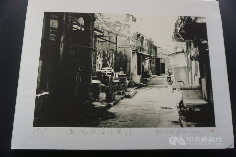 「庭院深深-呂坤和傳統建築系列版畫創作展」10日起將在文化局第一展覽館展出,呈現前金門縣文化局長呂坤和投入版畫創作的70幅精選作品。中央社記者黃慧敏攝 110年12月8日