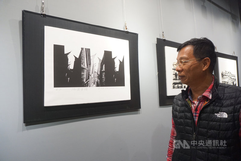「庭院深深-呂坤和傳統建築系列版畫創作展」10日起將在金門展出,呈現前金門縣文化局長呂坤和一系列以金門傳統建築為題材的版畫創作。中央社記者黃慧敏攝 110年12月8日