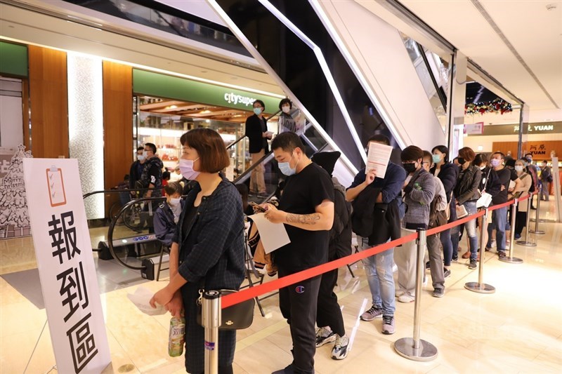 指揮中心針對第1、2、3、7類對象和矯正機關、殯葬場所工作者自明年元旦起強化接種規範,其中4大類對象已約9成完整接種。圖為板橋大遠百機動接種站。中央社實習記者蕭宇軒攝 110年12月8日