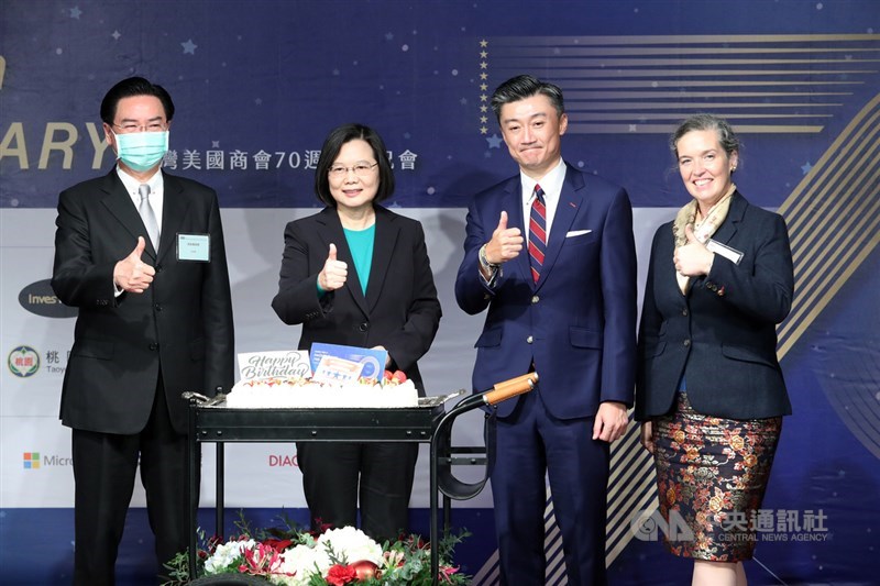 台灣美國商會70週年慶祝活動8日在台北賓館舉行,總統蔡英文(左2)、外交部長吳釗燮(左)、台灣美國商會會長金奇偉(右2)與美國在台協會(AIT)處長孫曉雅(右)出席並合影。中央社記者吳家昇攝 110年12月8日
