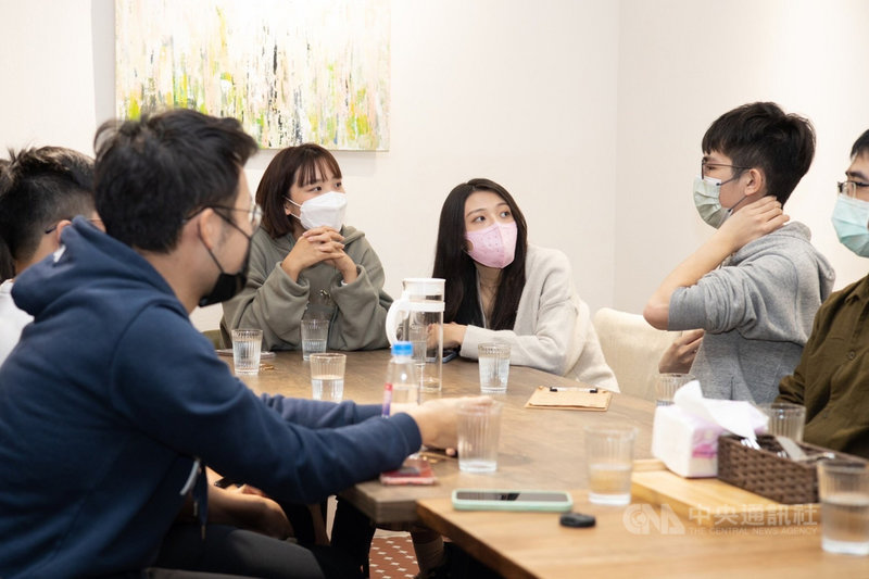 民進黨8日指出,公投倒數時刻,青年部加碼推出「國務青到你家」活動,與年輕世代深入對話。(民進黨提供)中央社記者葉素萍傳真 110年12月8日