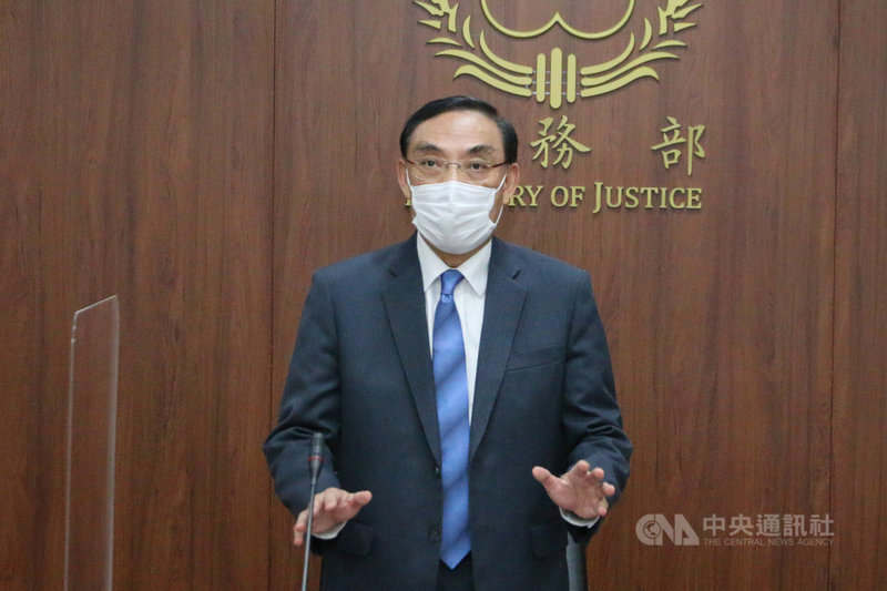 法務部行政執行署8日在法務部舉行媒體茶敘,宣布自成立迄今,累計執行績效已突破新台幣6000億元。法務部長蔡清祥表示,這般績效非常不容易,但行政執行署追求的不僅是徵起金額多寡,而是落實公義與關懷的核心價值。中央社記者蕭博文攝 110年12月8日