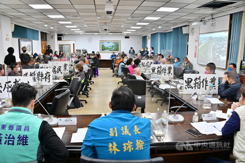 台東縣政府新闢「太平溪右岸3號堤防水防道路」光明社區段,台東縣議會7日晚間召開公聽會,近百名民眾到場提出許多意見,最後決議這工程即日起暫緩施工至再次召開公聽會。(台東縣議會提供)中央社記者盧太城台東傳真 110年12月8日