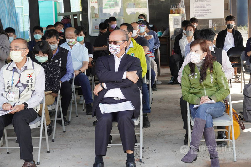 民進黨籍立委林宜瑾(前右)8日與教育部次長林騰蛟(前中)等人前往會勘台南市永康區全民運動館預定地,聽取相關簡報。(林宜瑾服務處提供)中央社記者楊思瑞台南傳真 110年12月8日
