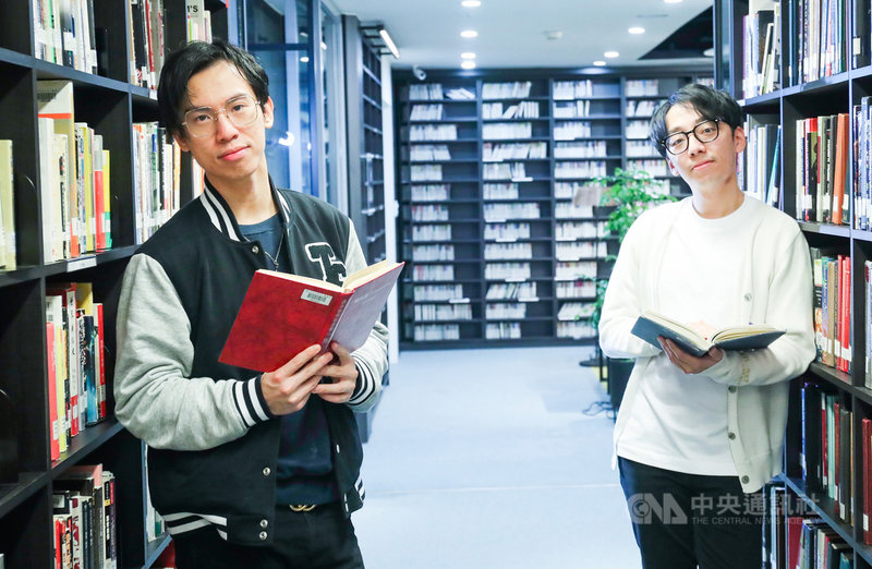 成軍7年,在社交網站上累積粉絲超過300萬,由音樂網紅、澳籍台裔小提琴家楊博堯(右)與陳韋丞(左)組成的「雙琴俠」(TwoSet Violin),月底即將在台灣舉行首次售票網路直播音樂會,定將為全球樂迷做3場演出。中央社記者吳家昇攝 110年12月8日