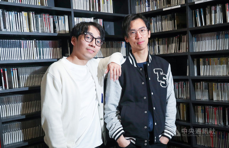 由音樂網紅、澳籍台裔小提琴家楊博堯(左)與陳韋丞(右)組成的「雙琴俠」(TwoSet Violin),兩人成軍至今第7年,相當愛惜羽毛,至今未接廣告宣傳,最開心的時刻就是碰到粉絲,粉絲跟他們說,因為看了他們的影片重新練習樂器,開始聆聽古典音樂。中央社記者吳家昇攝 110年12月8日