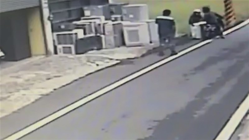 苗栗縣2名男子日前共乘一部無牌照機車,光天化日下竟想竊取重約30公斤的冷氣機,還沒成功搬上車,就被店家發現當場制止,倉皇逃逸,7日遭警方循線查緝到案。(民眾提供)中央社記者管瑞平傳真 110年12月8日