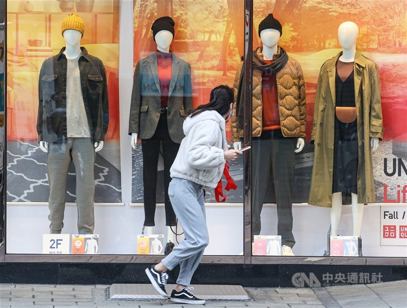 氣象局表示,9日至12日各地白天舒適、早晚偏涼。圖為街頭服飾店櫥窗展示出秋冬服裝,民眾也穿起厚外套外出逛街。(中央社檔案照片)