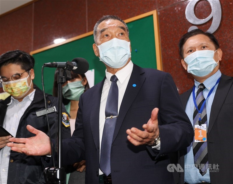 立法院財政委員會8日審查「中央政府海空戰力提升計畫採購特別預算案」,邀請國防部長邱國正(中)列席備詢,圖為邱國正會前接受媒體聯訪。中央社記者鄭清元攝 110年12月8日