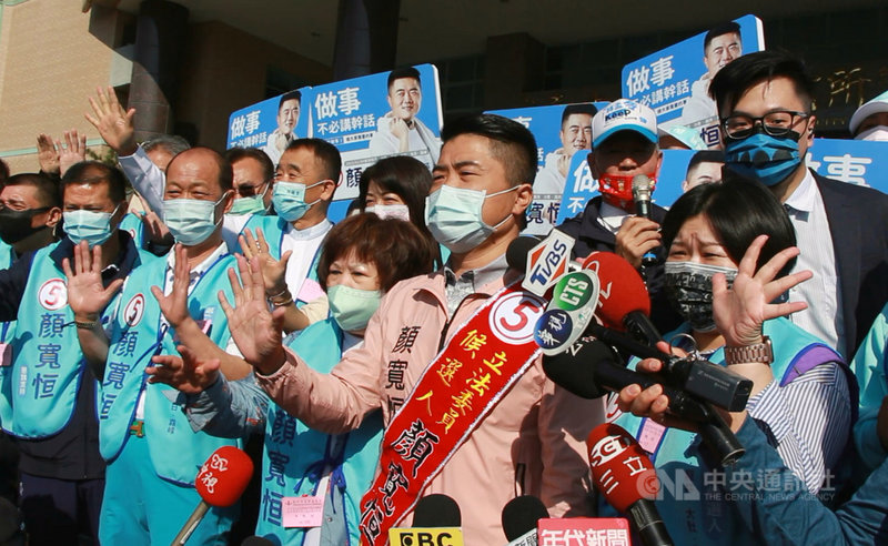 台中市第2選區立委補選8日進行候選人號次抽籤,國民黨籍參選人顏寬恒(前右2)抽中5號,與競選團隊比出手勢呼口號加油打氣。中央社記者蘇木春攝 110年12月8日