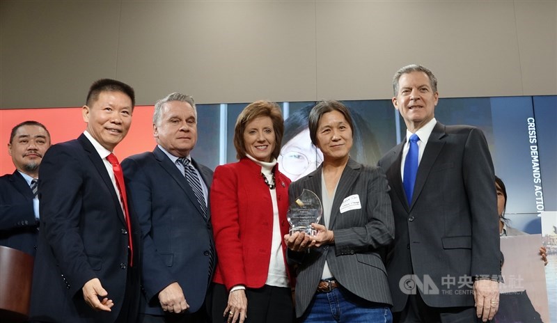 中國公民記者張展獲頒2021年林昭自由獎,獎項由美國聯邦眾議員史密斯(左2)、哈茲勒(左3)頒發,獎項由改變中國創辦人曹雅學(右2)代領。中央社記者江今葉華盛頓攝 110年12月8日